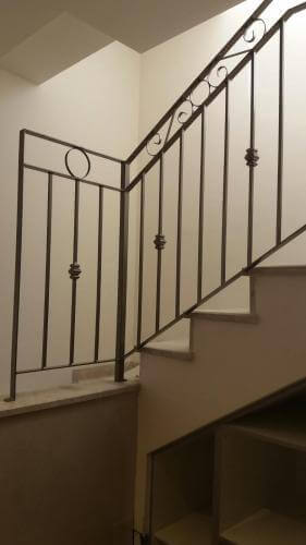 מעקה דקורטיבי למדרגות